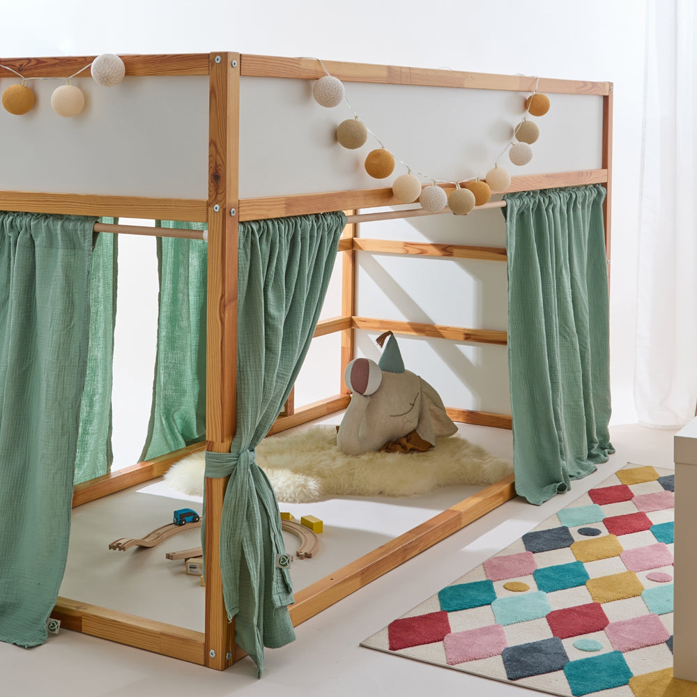 Kura Vorhänge aus grünem Musselin.