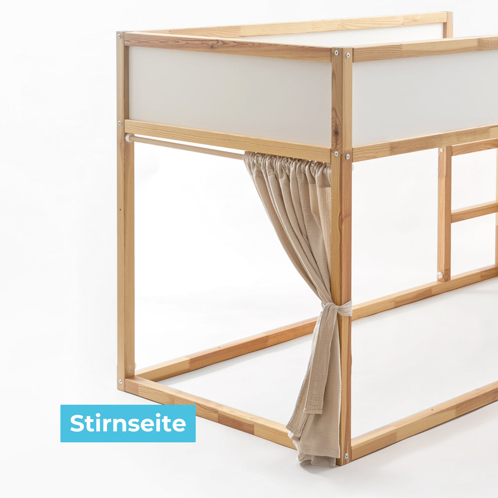 Beiger Kura Vorhang aus Musselin an der Stirnseite.