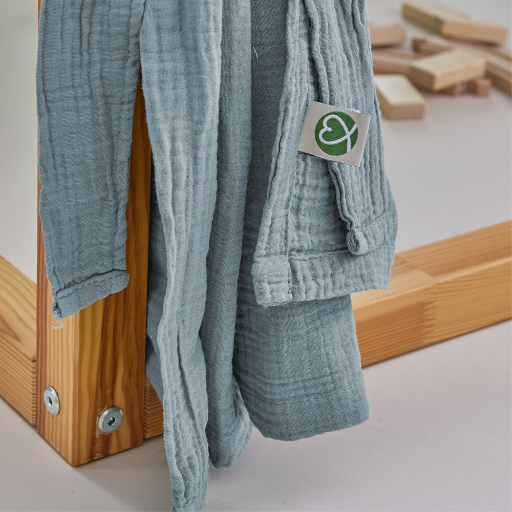 Kura Vorhang aus blauem Musselin in der Nahaufnahme.