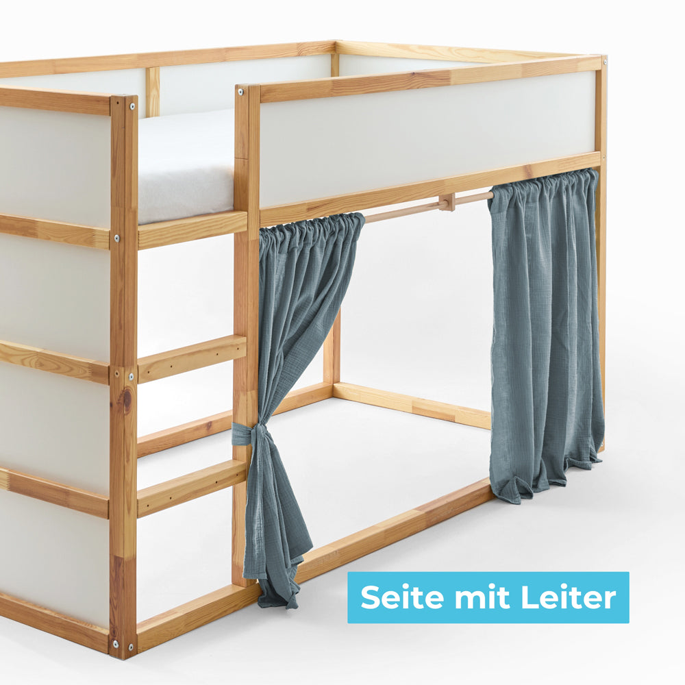 Blauer Kura Vorhang aus Musselin an der Seite mit Leiter.