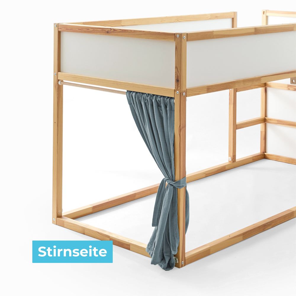 Blauer Kura Vorhang aus Musselin an der Stirnseite.