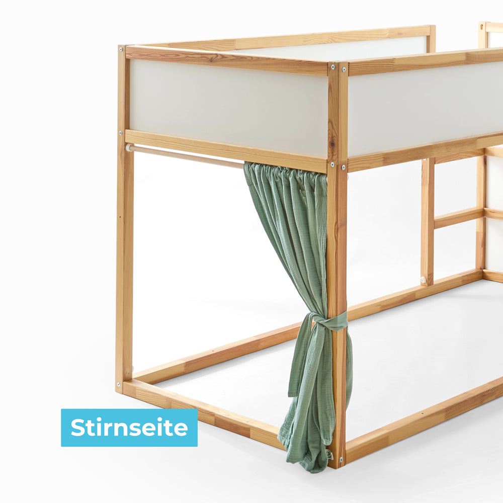 Grüner Kura Vorhang aus Musselin an der Stirnseite.