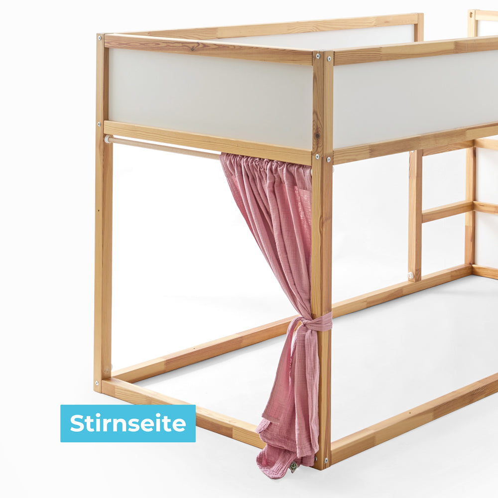 Rosa Kura Vorhang aus Musselin an der Stirnseite.