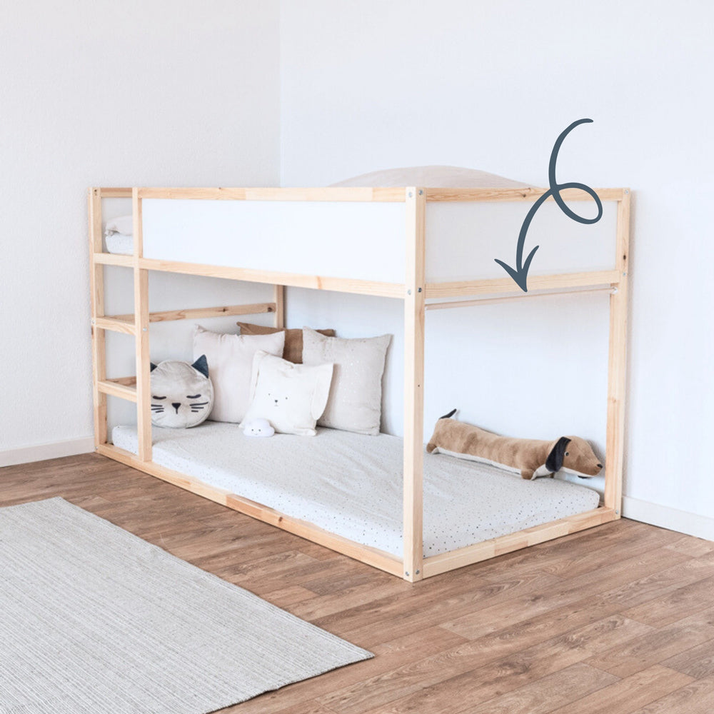 Kura Bett mit Vorhangstange an der Stirnseite.