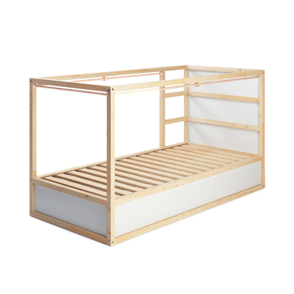 Kura Vorhangstange an 3 Seiten des Kura Bettes.