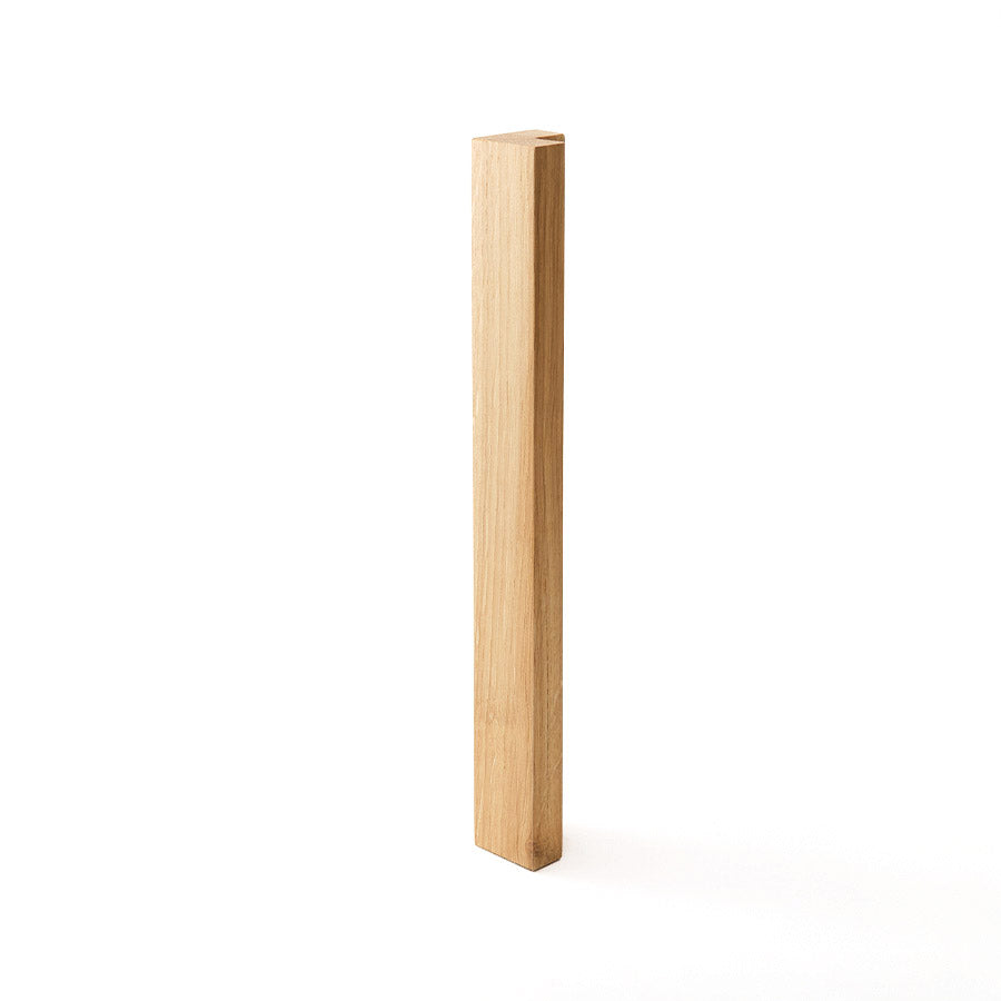 Länglicher Holzgriff aus Eichenholz für eine Schranktür.