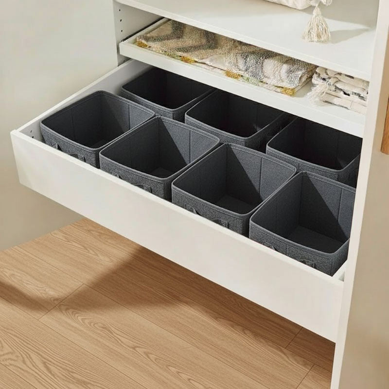 Offene IKEA Komplement Schublade mit nicht passenden ungefüllten Organizern in einem PAX Kleiderschrankmodul.