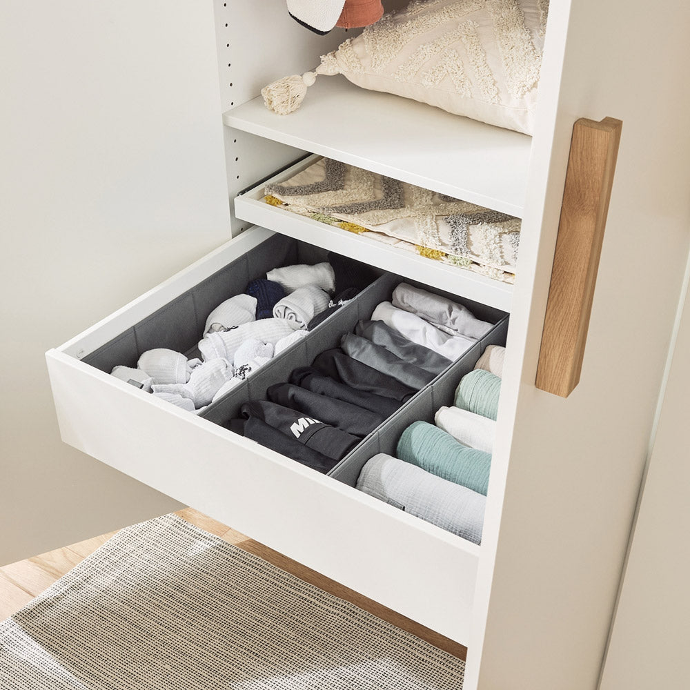 Mit Kleidung gefüllte Pax Organizer in der IKEA Komplement Schublade im Kleiderschrank.