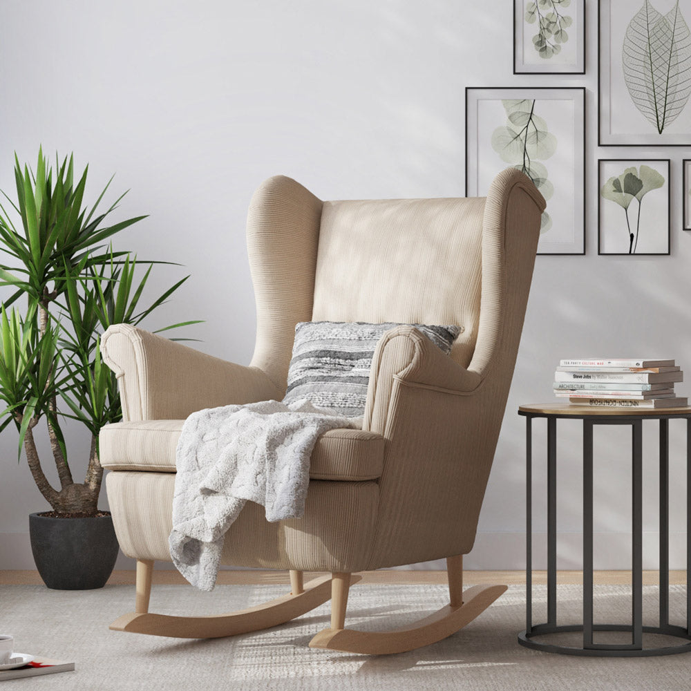 Beiger IKEA Strandmon Ohrensessel mit Schaukelstuhlkufen.