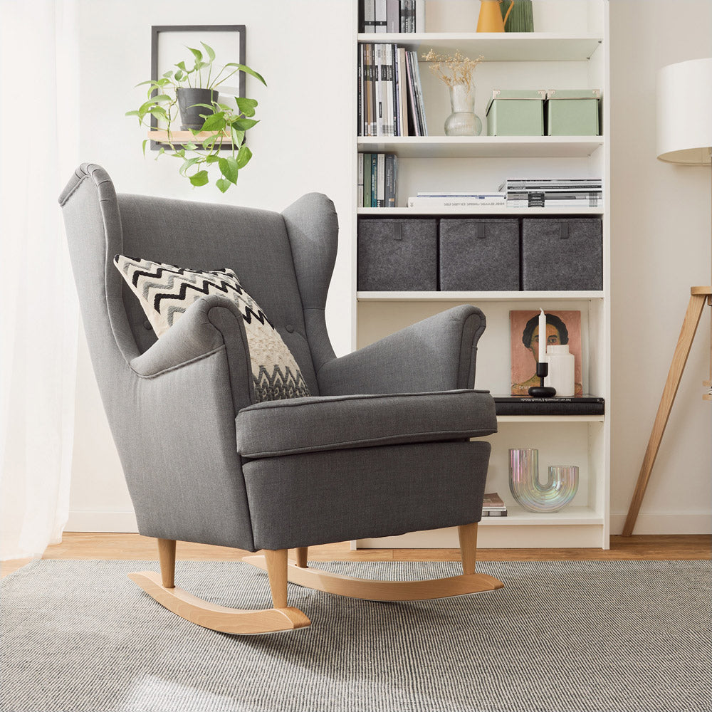 Grauer IKEA Strandmon Ohrensessel mit Schaukelstuhlkufen.