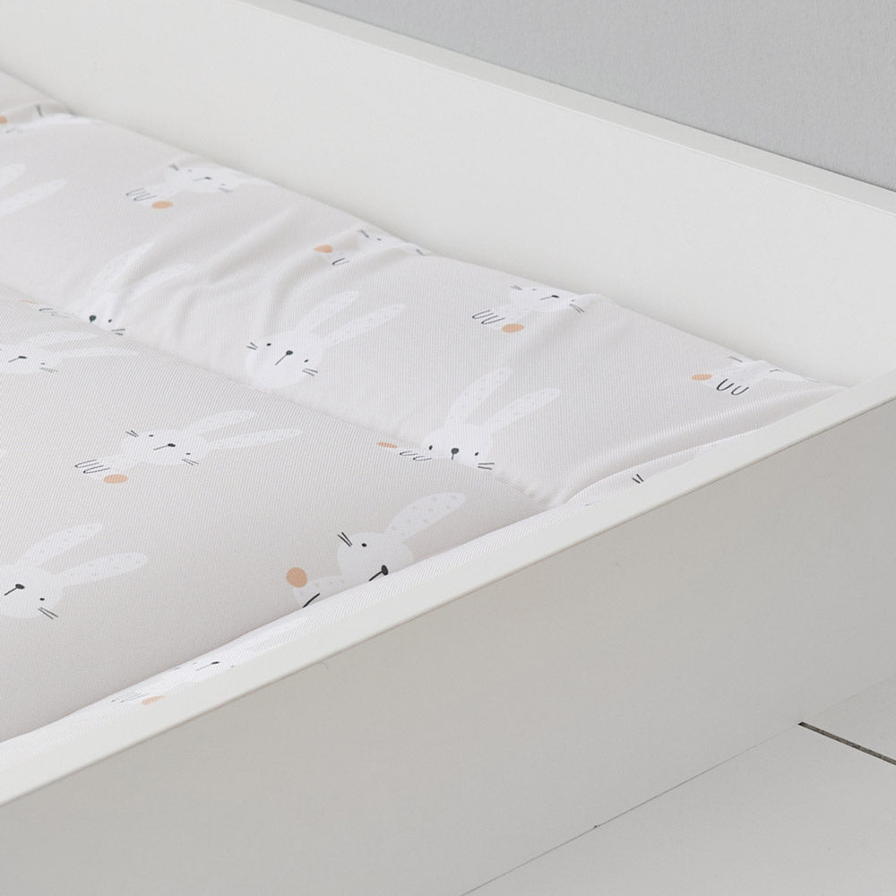 Nahaufnahme von weißem Wickelaufsatz mit Wickelauflage mit Hasenmotiv.