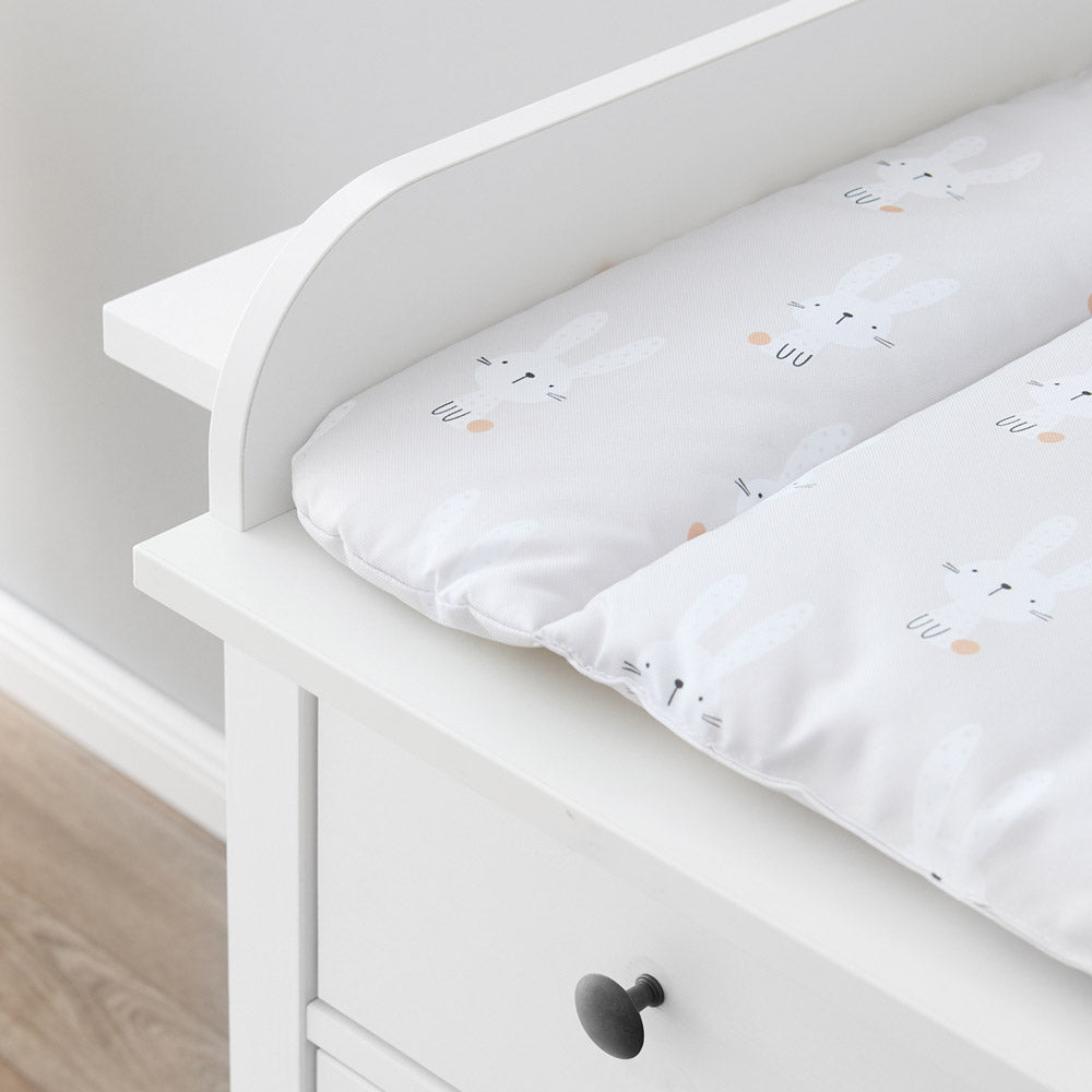 Detailaufnahme einer beigen Wickelauflage mit Hasen.