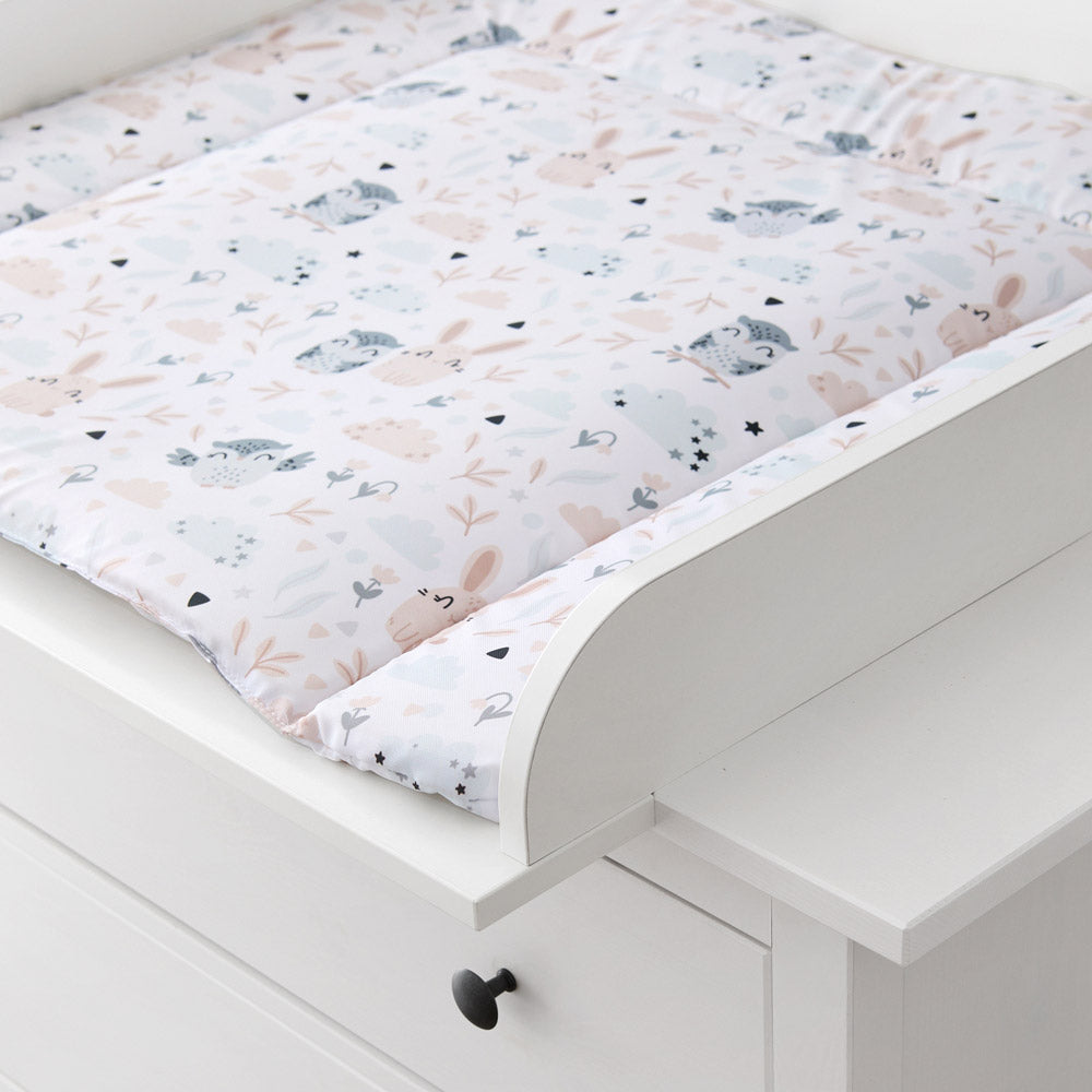 Wickelauflage mit Eulen- und Hasenmuster in einem Wickelaufsatz.