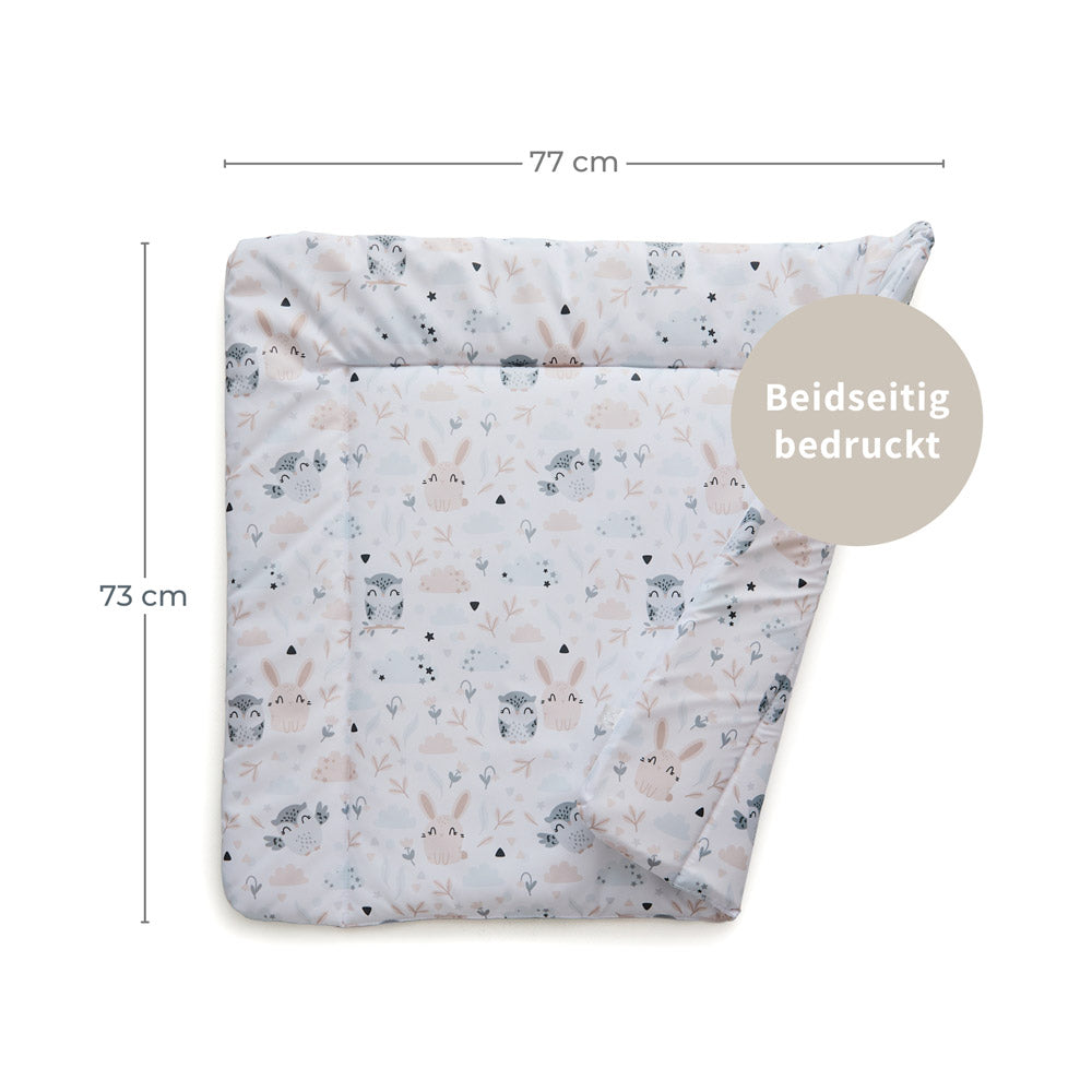 Beidseitig bedruckte Wickelauflage mit Eulen und Hasen und entsprechenden Maßangaben.