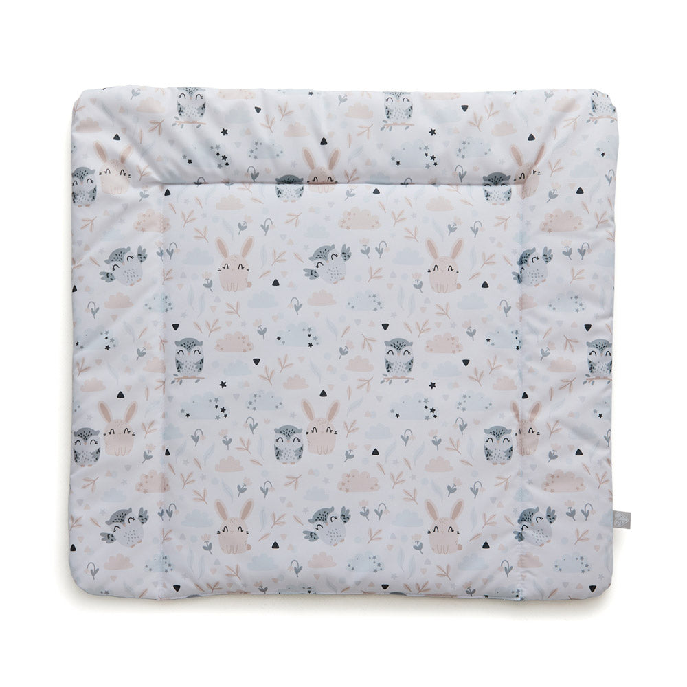 Wickelauflage mit Eulen und Hasen.