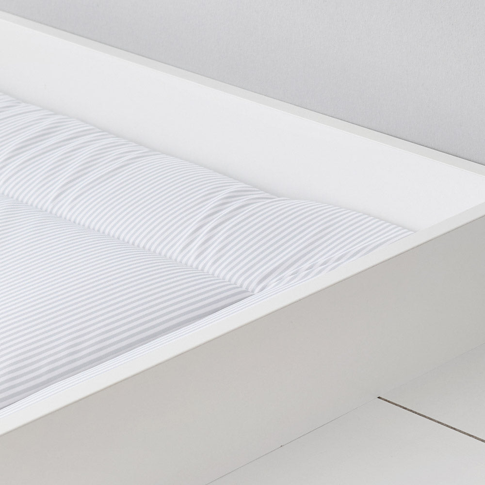 Detailaufnahme Wickelauflage mit grauen Streifen in einem Wickelaufsatz.