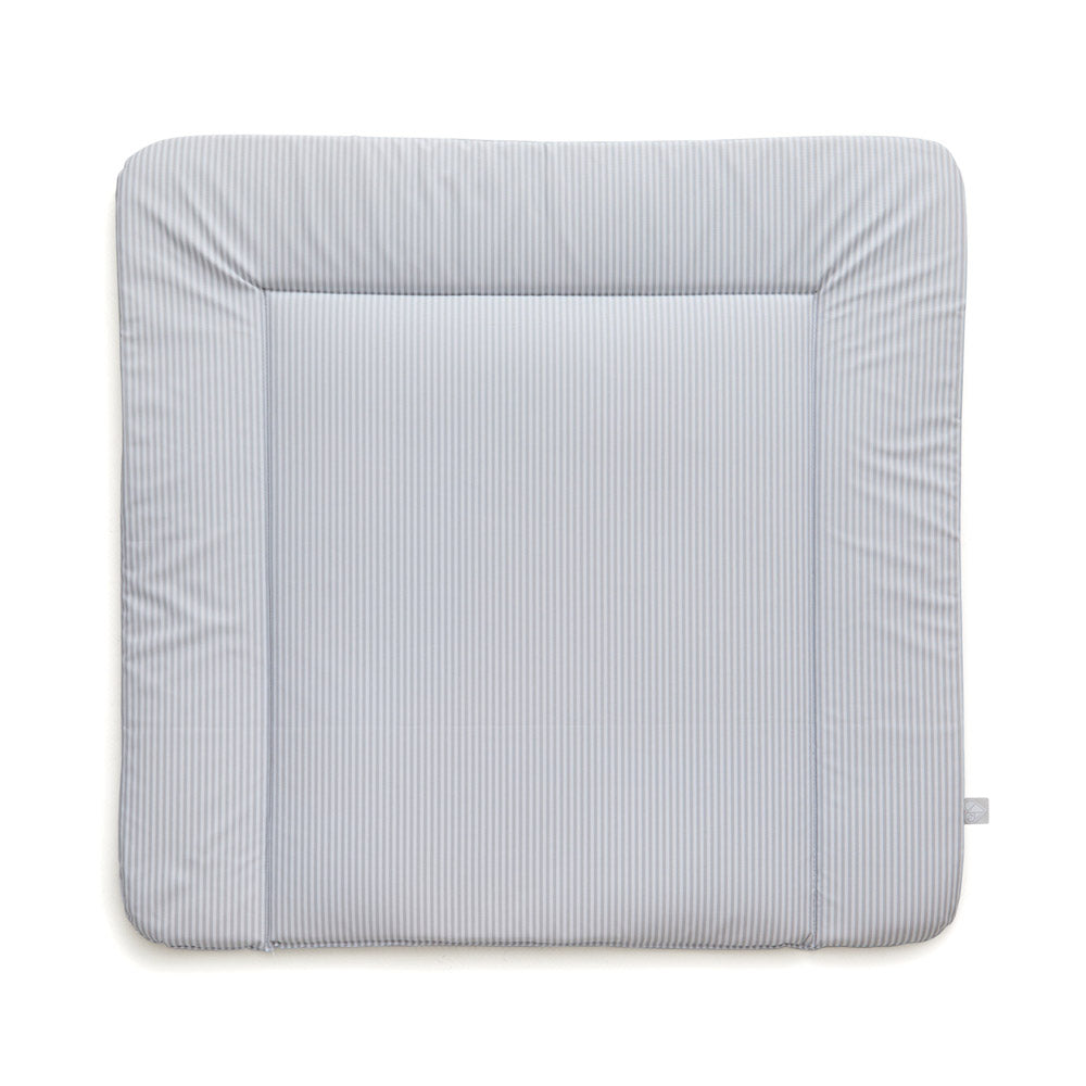 Weiße Wickelauflage mit grauen Streifen.