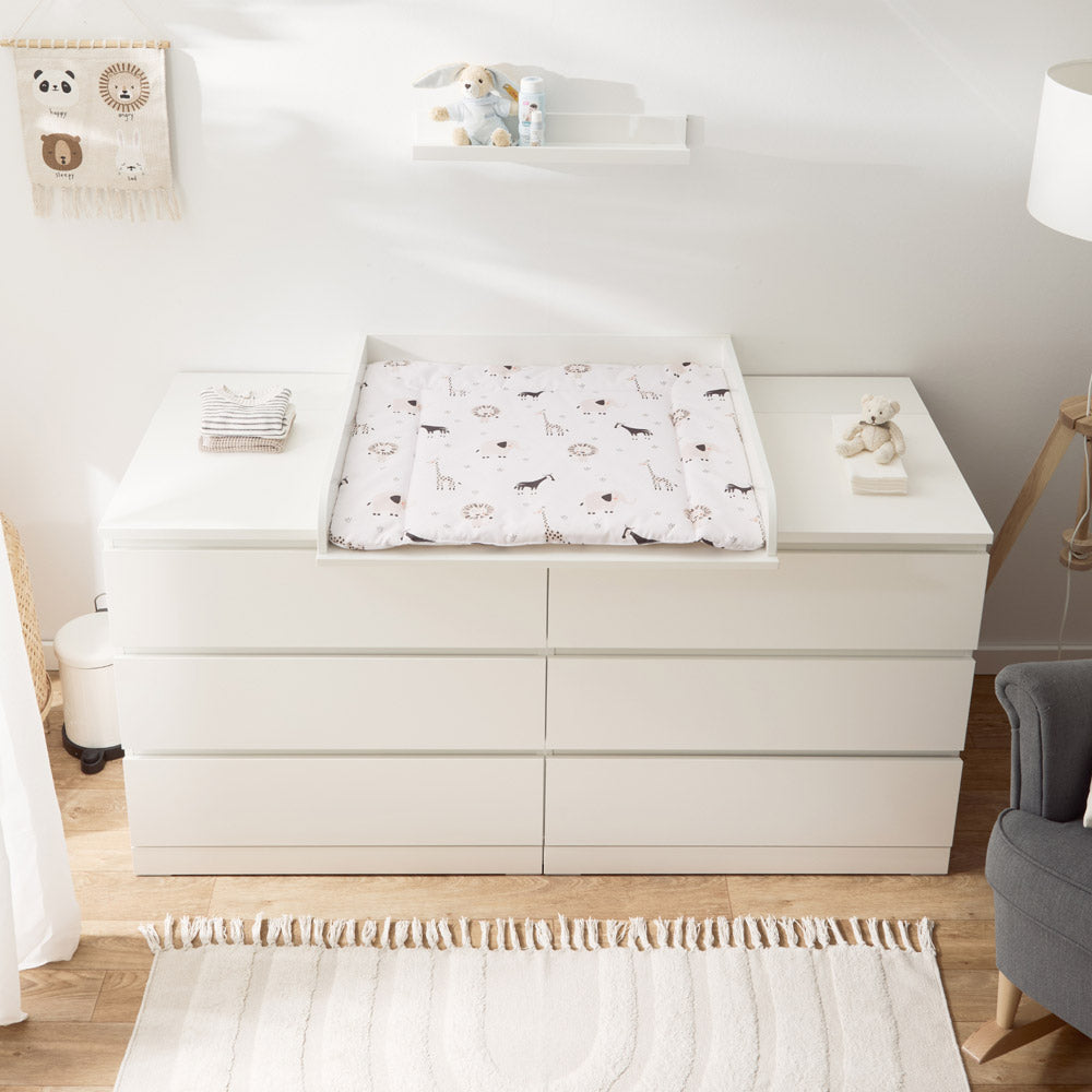 Wickelauflage Safari auf einer Malm Wickelkommode mit 6 Schubladen.