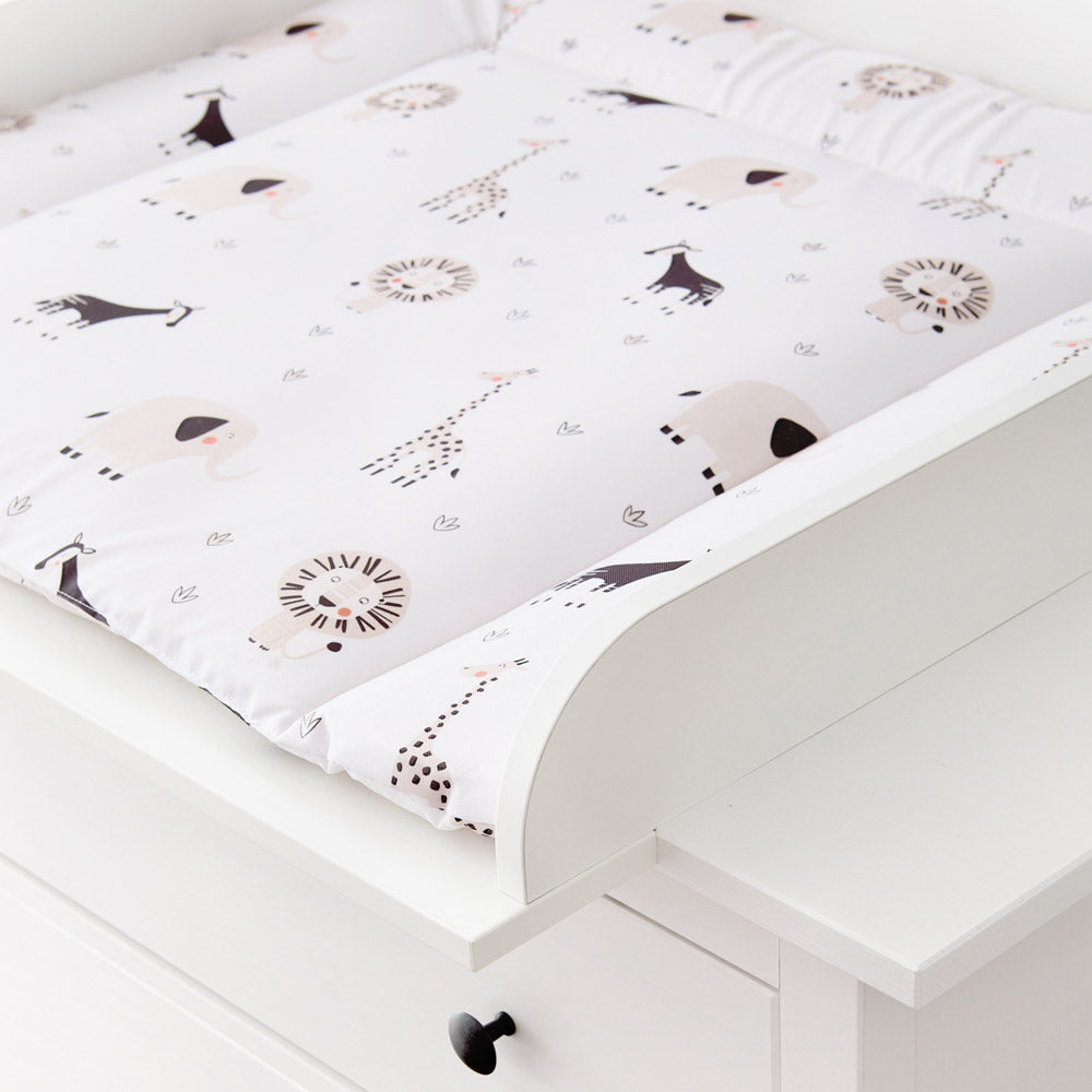 Wickelauflage Safari in einem Wickelaufsatz auf der IKEA Hemnes Kommode.