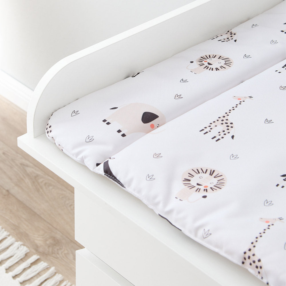 Nahaufnahme Wickelauflage Safari in einem weißen Wickelaufsatz.