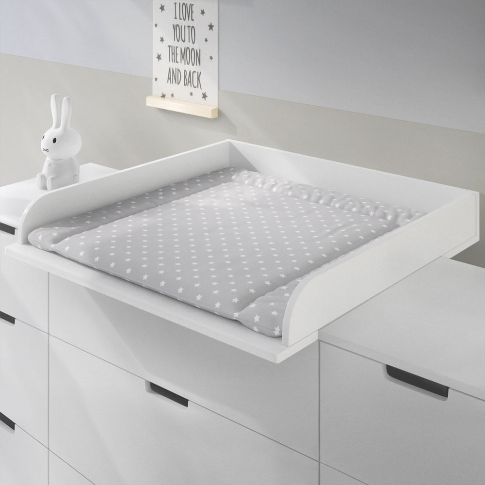 Graue Wickelauflage mit weißen Sternen im Nordli Wickelaufsatz.