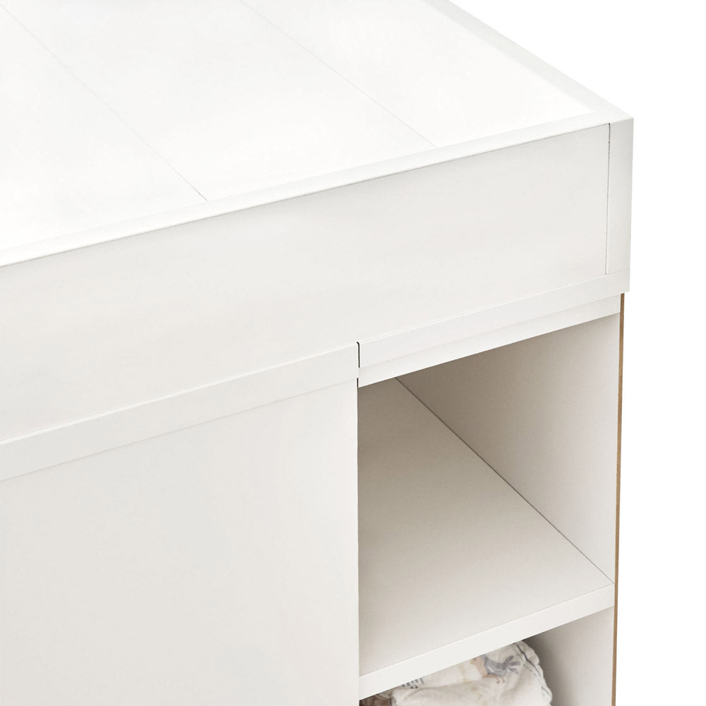 Nahaufnahme vom Stauraumregal an der Malm Wickelkommode.