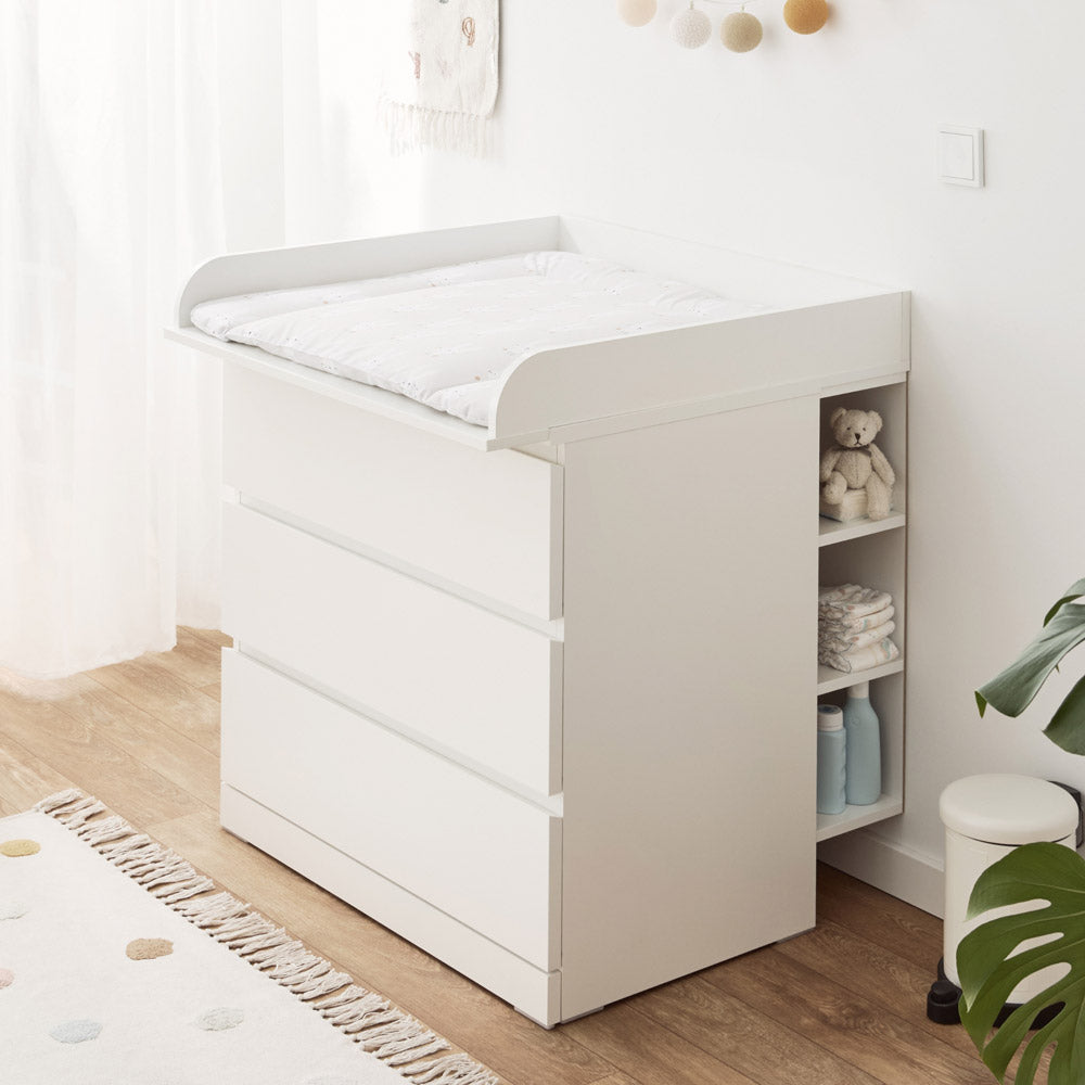 Malm Wickelkommode mit 3 Schubladen und passendem Stauraumregal.