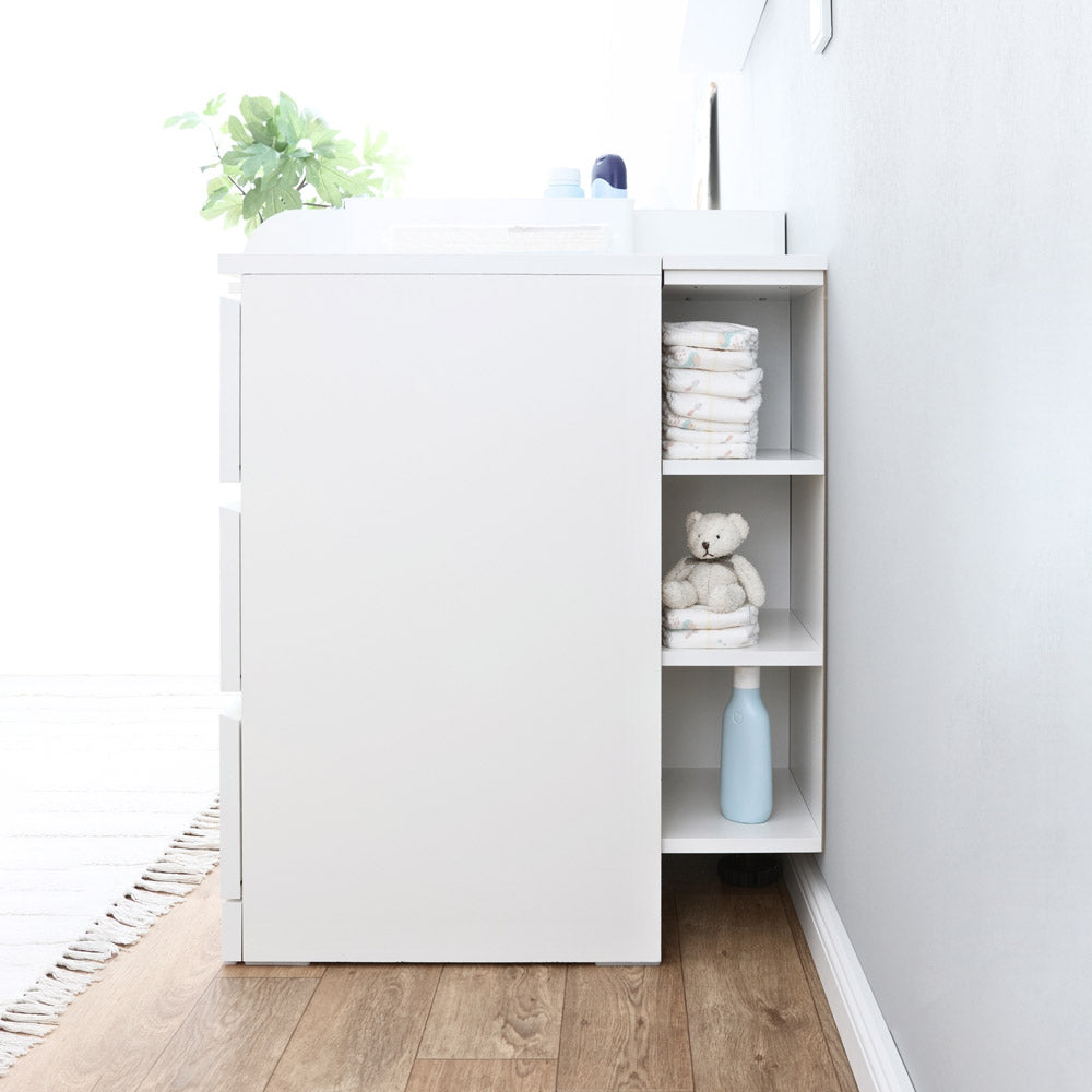 Seitenansicht von der Malm Wickelkommode mit passendem Stauraumregal.