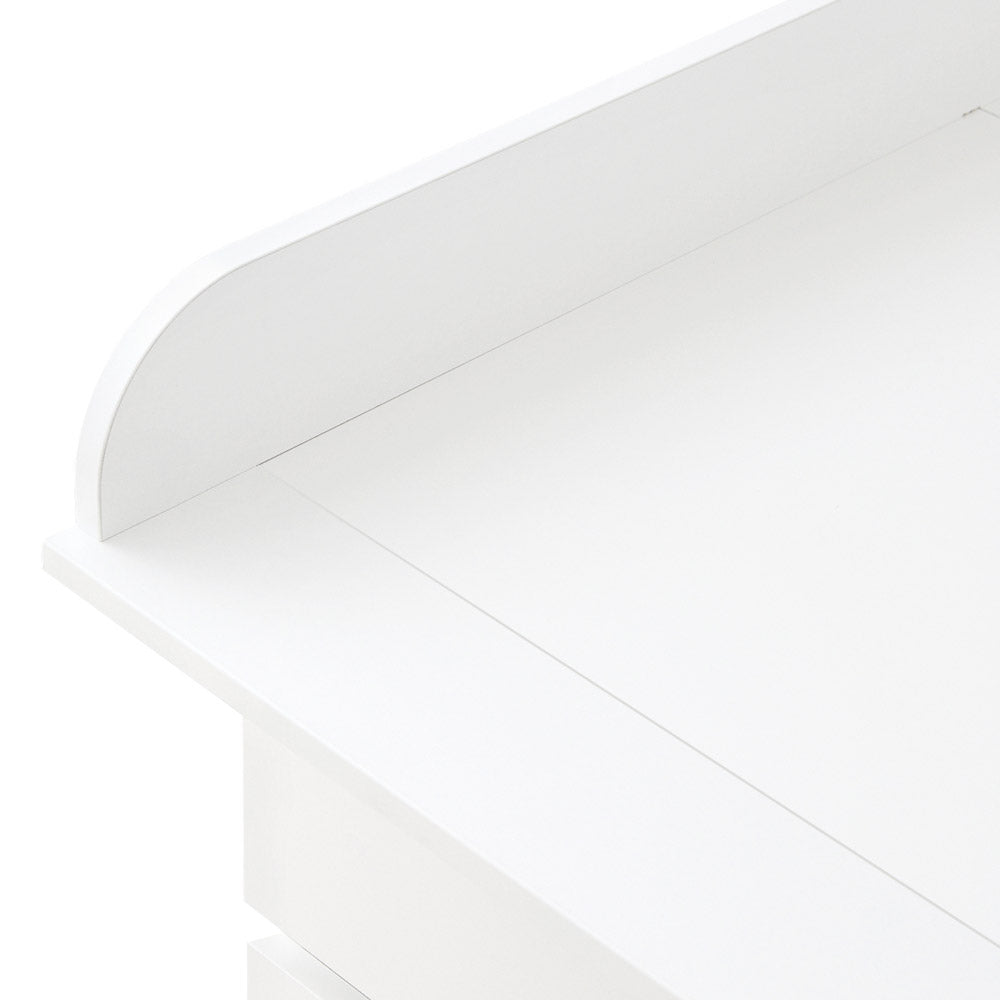 Nahansicht vom Wickelaufsatz Malm in Weiß.