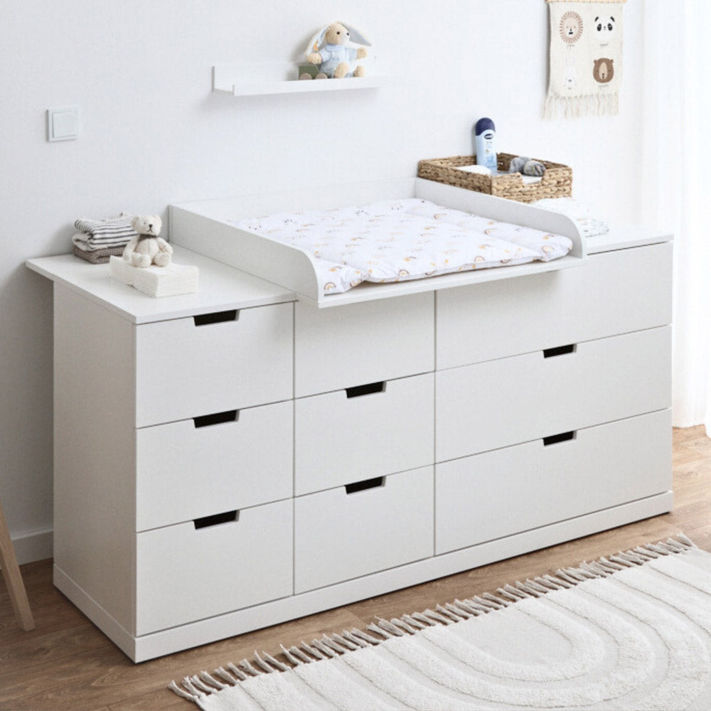 Nordli Wickelkommode mit 160 cm Breite und passender Wickelauflage.