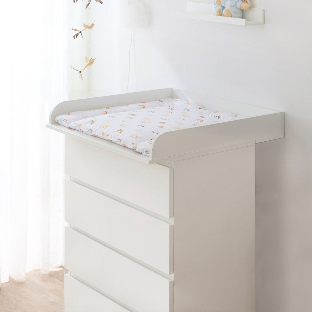 Weiße IKEA Malm Kommode mit 4 Schubladen, die als Wickelkommode genutzt wird.