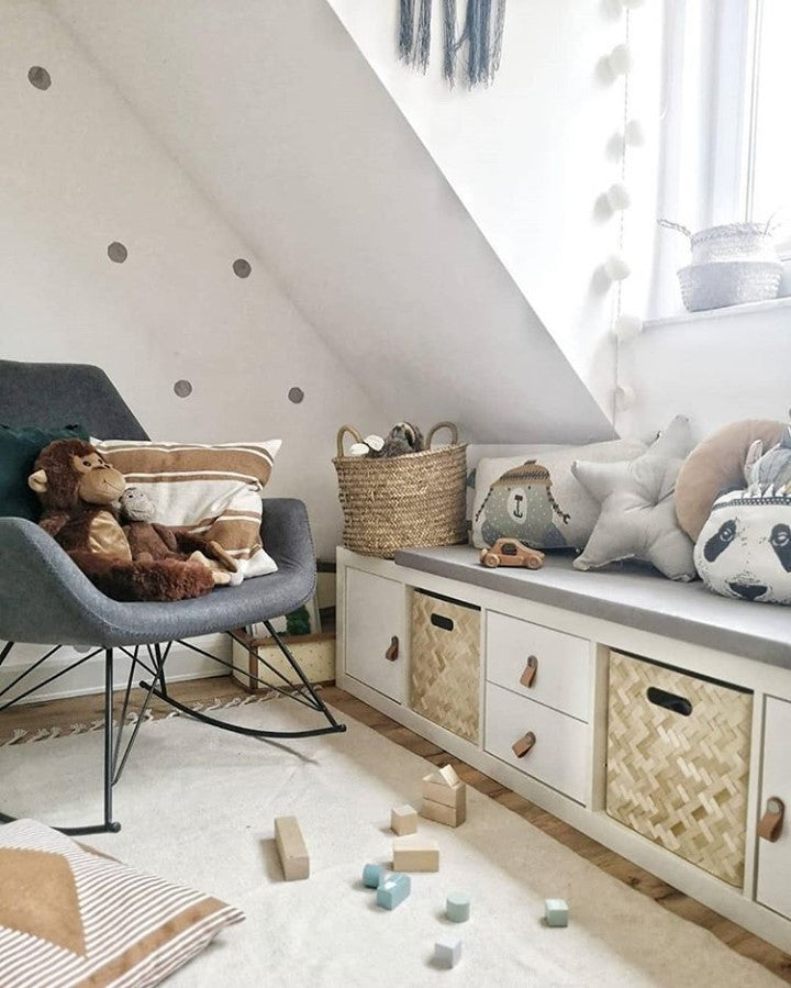 Kinderzimmer mit Ikea-Möbeln und Spielzeug.