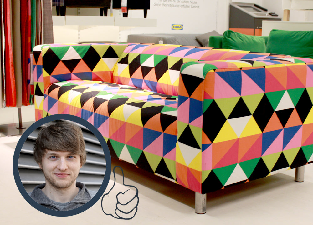 Buntes Sofa, Mann, Daumen hoch