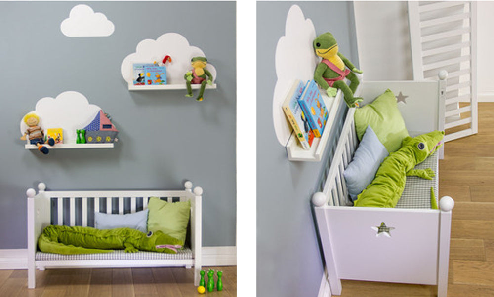 Kinderzimmer mit Ikea-Regalen und Bett