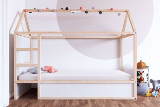 Ikea Kura Hausbett im Kinderzimmer.