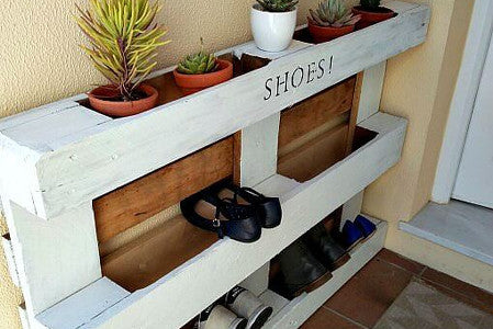 DIY Schuhregal mit Pflanzen.