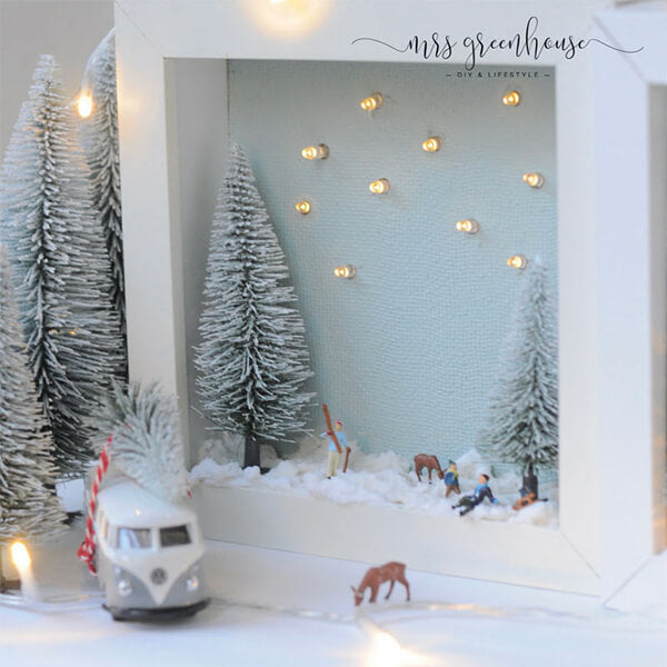 Miniatur-Winterlandschaft mit Lichterkette.