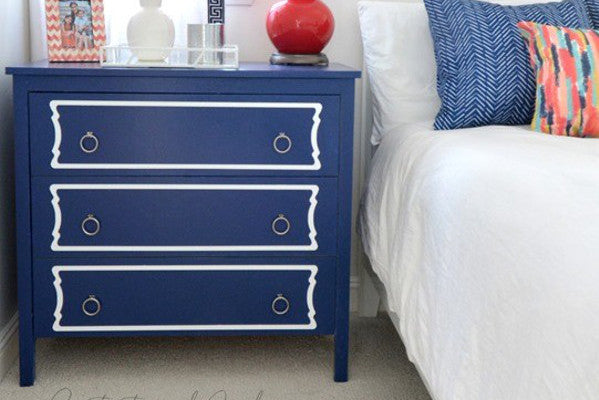 Blaue Ikea Kommode neben Bett