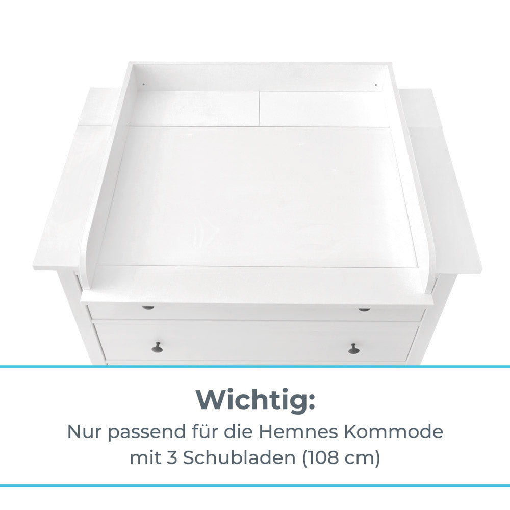 Hemnes Wickelkommode in Weiß mit 108 cm Breite und 3 Schubladen.