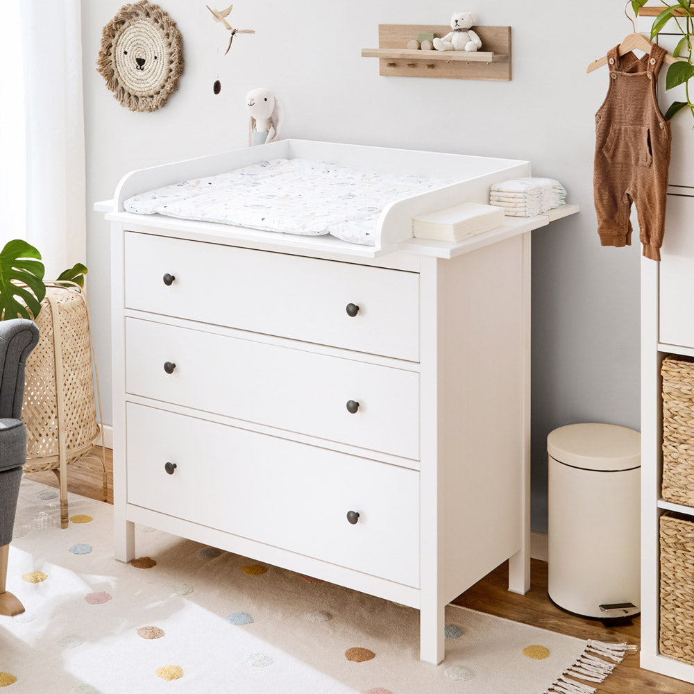 Hemnes Wickelkommode mit 3 Schubladen in einem eingerichteten Babyzimmer.