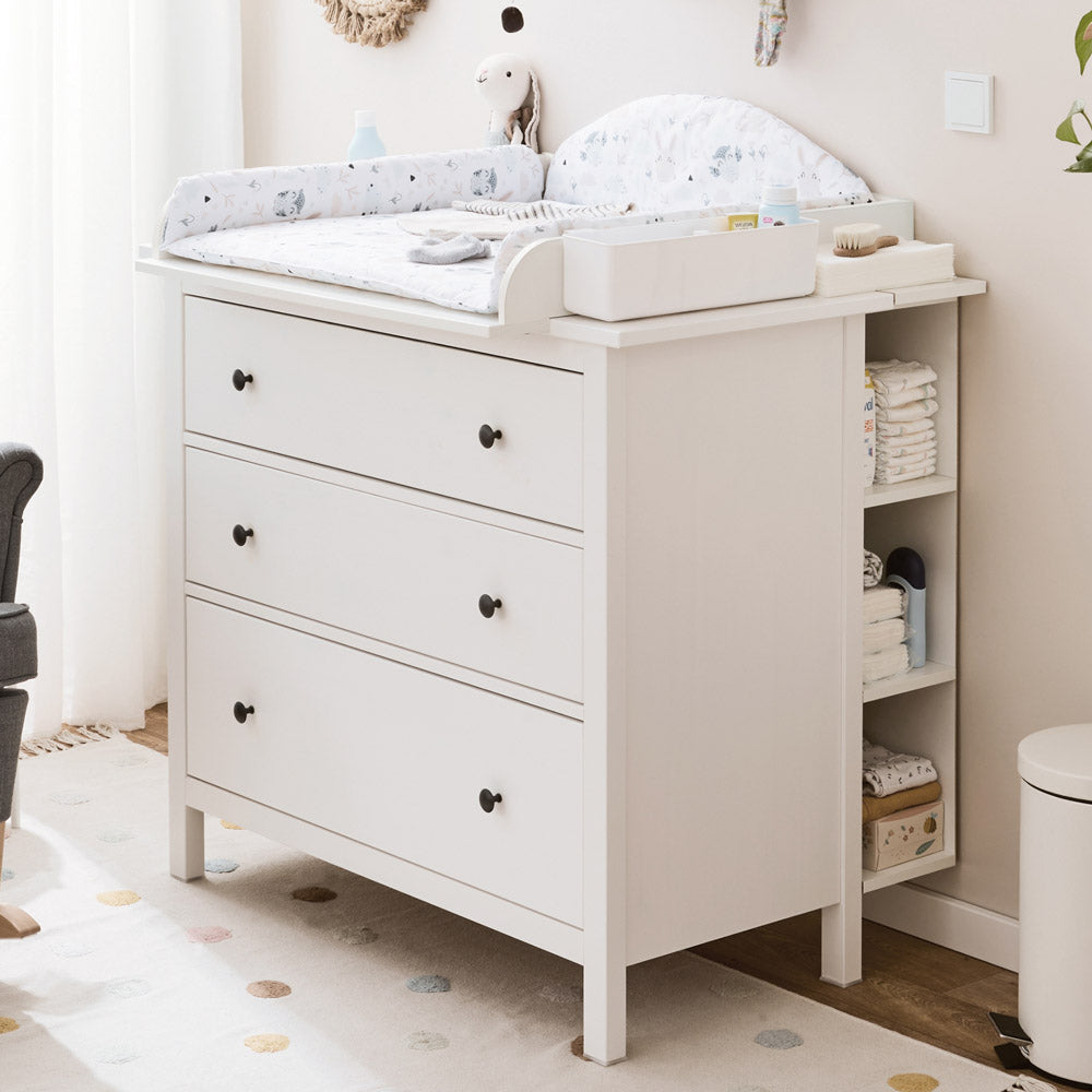 Hemnes als Wickelkommode mit Wickelaufsatz, Wickelauflage und Stauraumregal.
