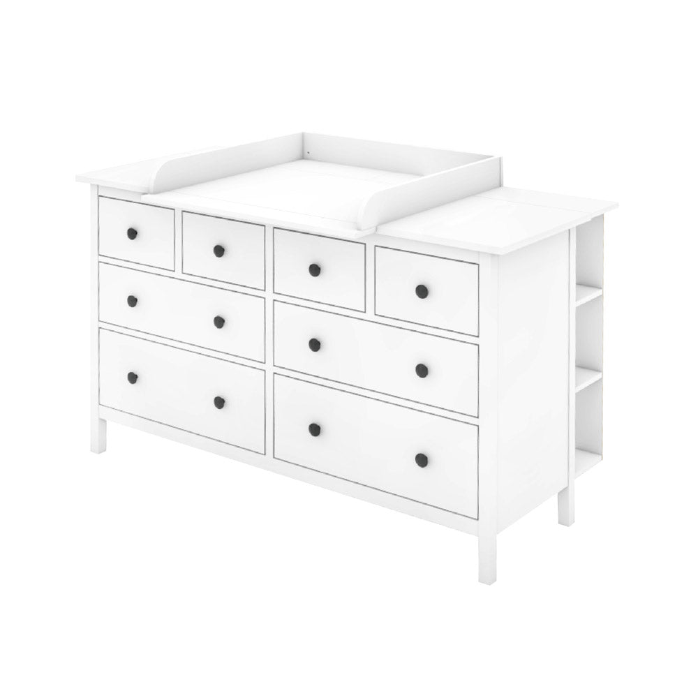 Große, weiße Hemnes Kommode mit Wickelaufsatz und Stauraumregal.