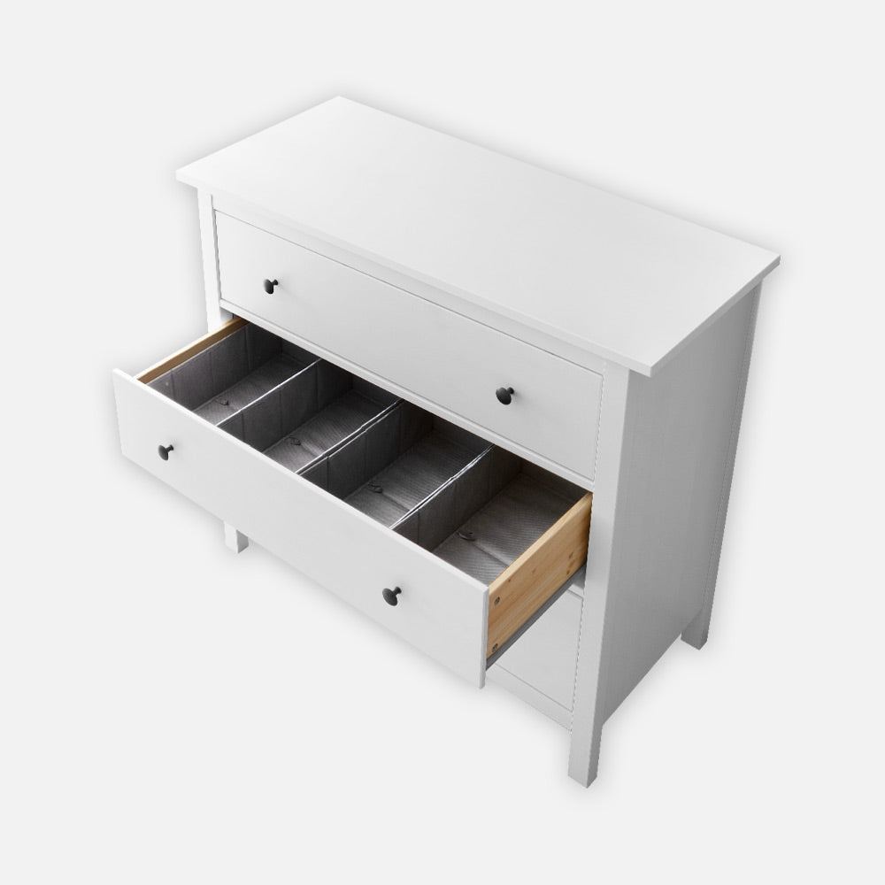 IKEA Hemnes Kommode mit einer ausgezogenen Schublade. In eine passen exakt 4 Schubladeneinsätze nebeneinander.