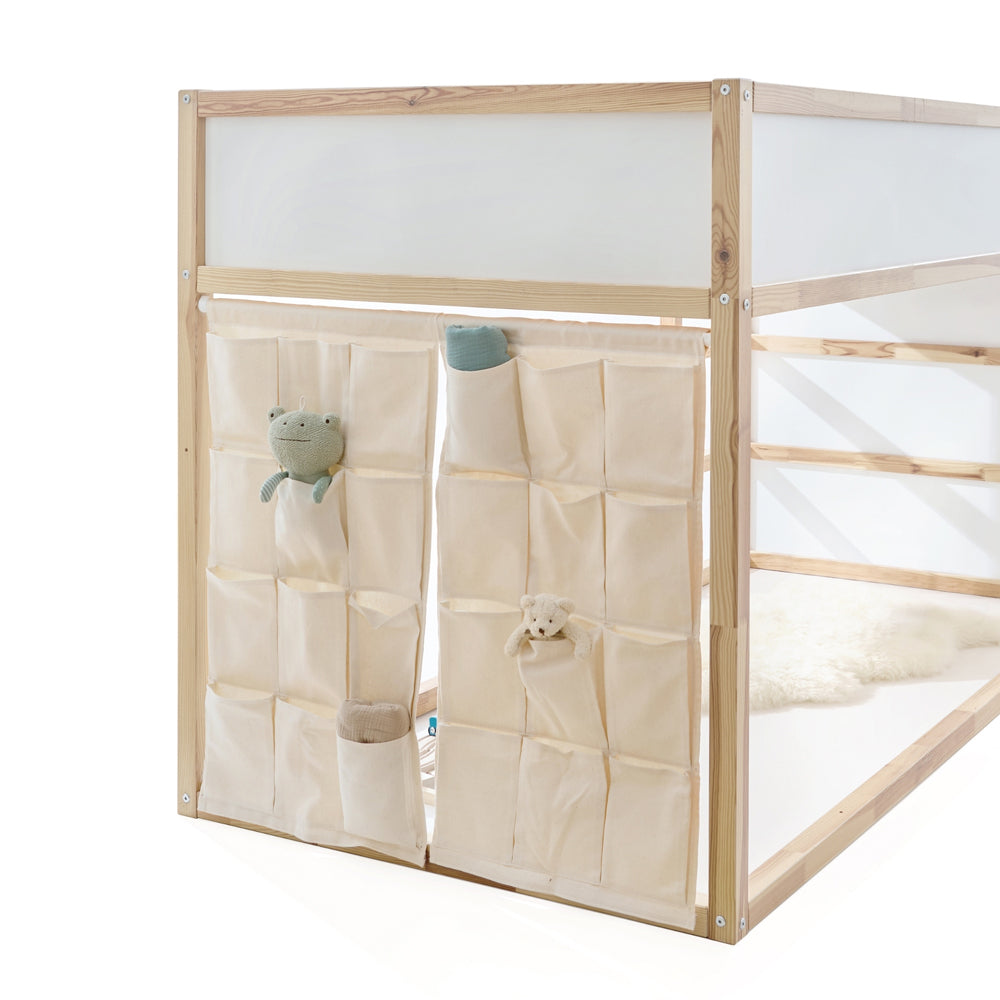 IKEA Kura Aufbewahrung mit insgesamt 24 Taschen zum Aufhängen.