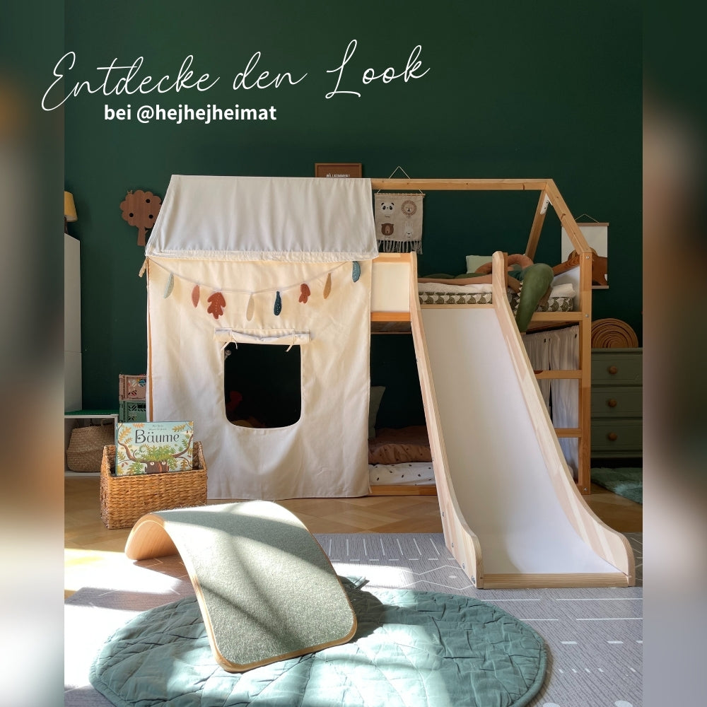 Inspiration der Rutsche fürs Kura Bett im Kinderzimmer der Influencerin @hejhejheimat. Das Kura Bett ist neben der Rutsche auch noch mit einem Dachgestell und passenden Vorhängen in einem grünen Kinderzimmer dekoriert. 