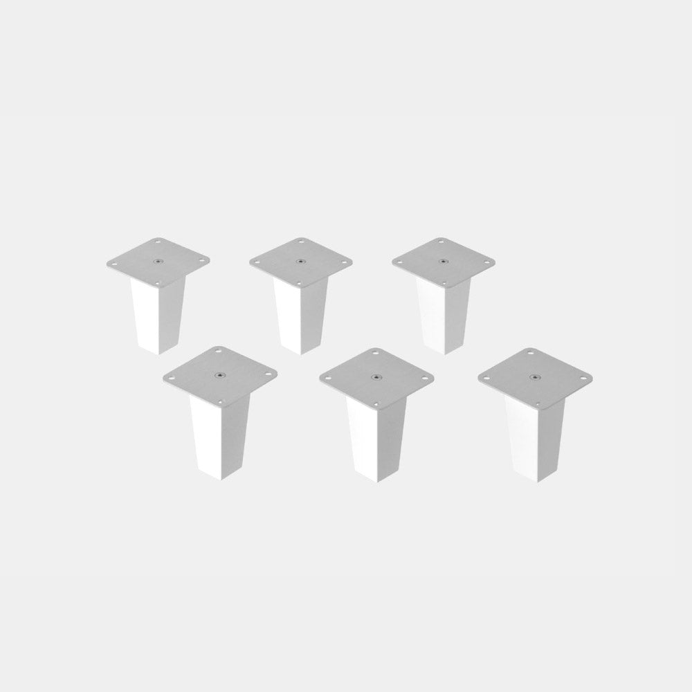 6 pyramidenförmige Kallax Füße mit 10 cm Länge in Weiß.