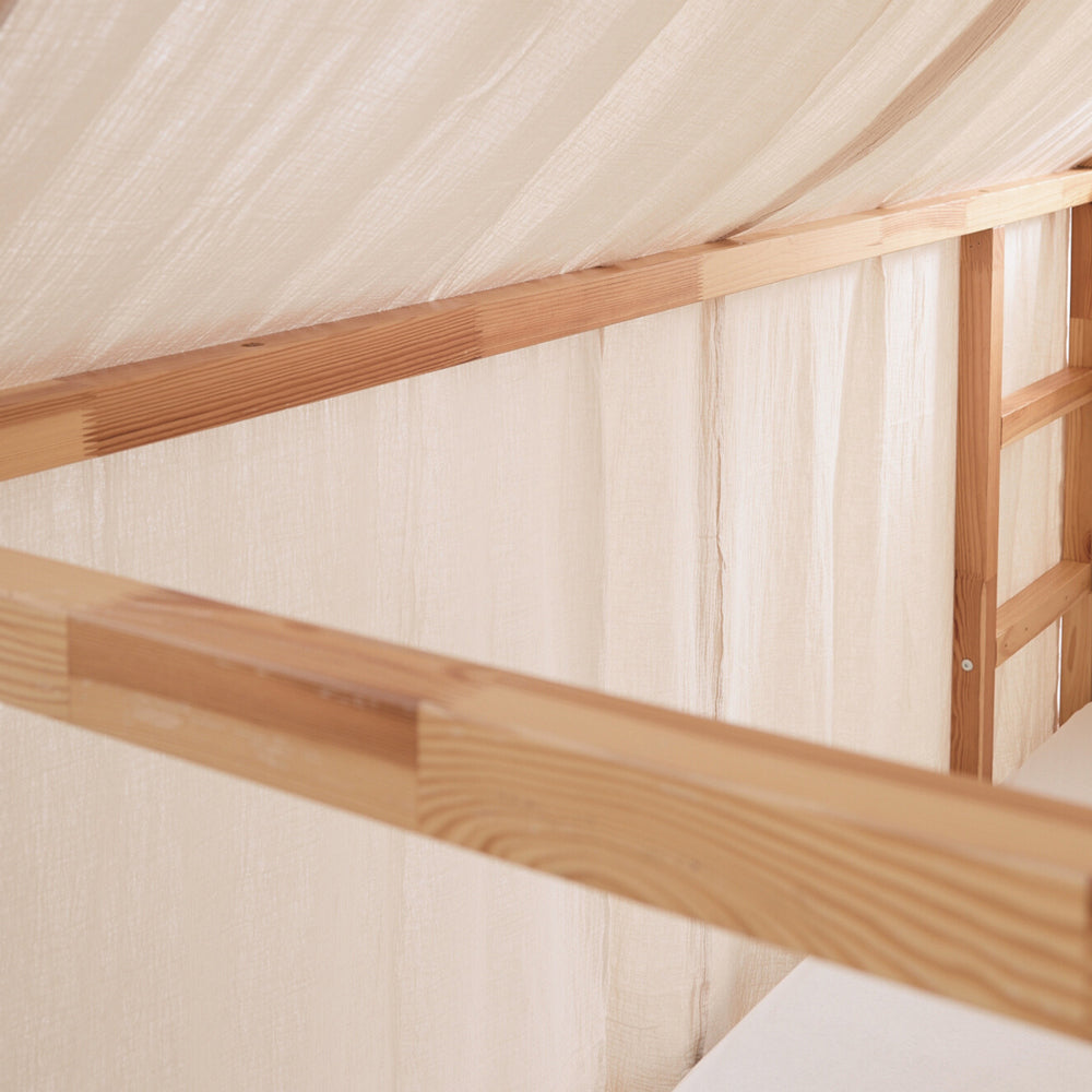 Detailaufnahme vom Kura Baldachin aus Musselin in Beige.