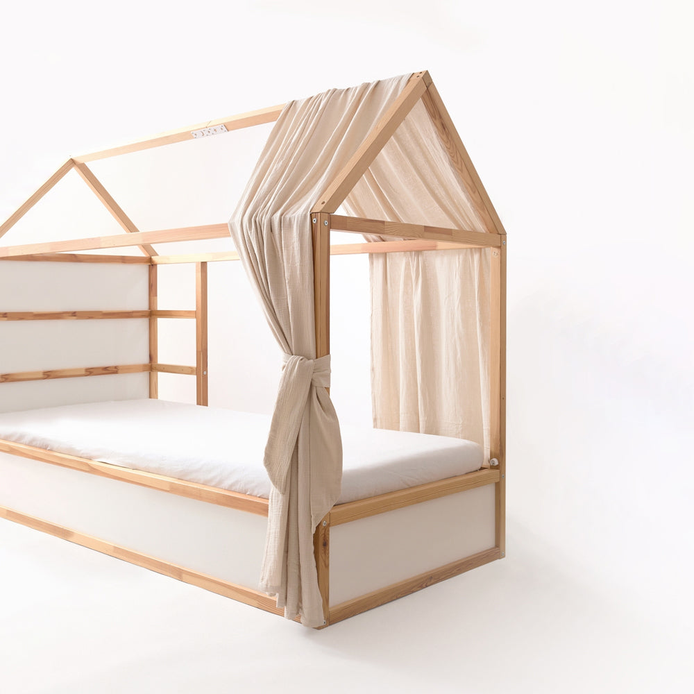 Kura Bett mit Hausdach und einem Musselin Baldachin in Beige.