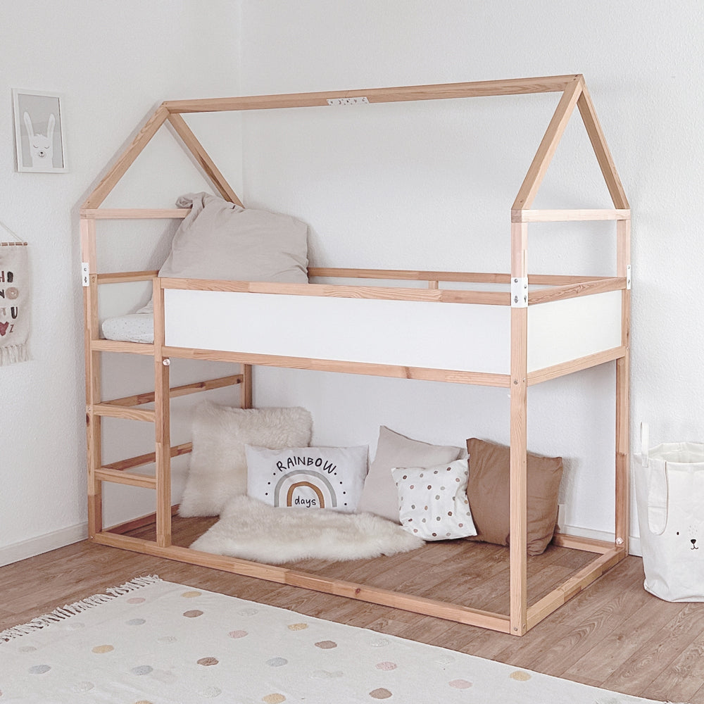 Kura Bett als Hochbett mit Dach und Erhöhung.