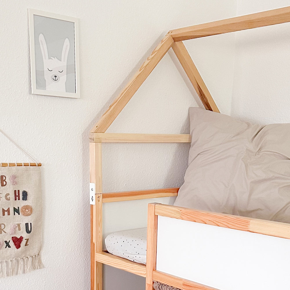 Kura Bett mit Dach und passender Erhöhung.